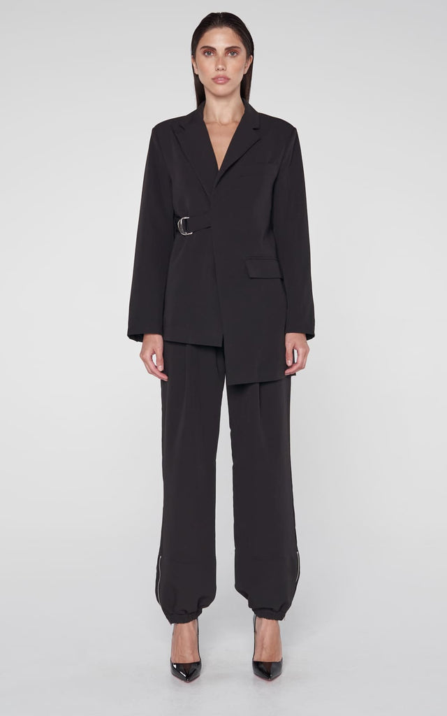 sans-gene-decon-belted-blazer-in-black-frontview-woman