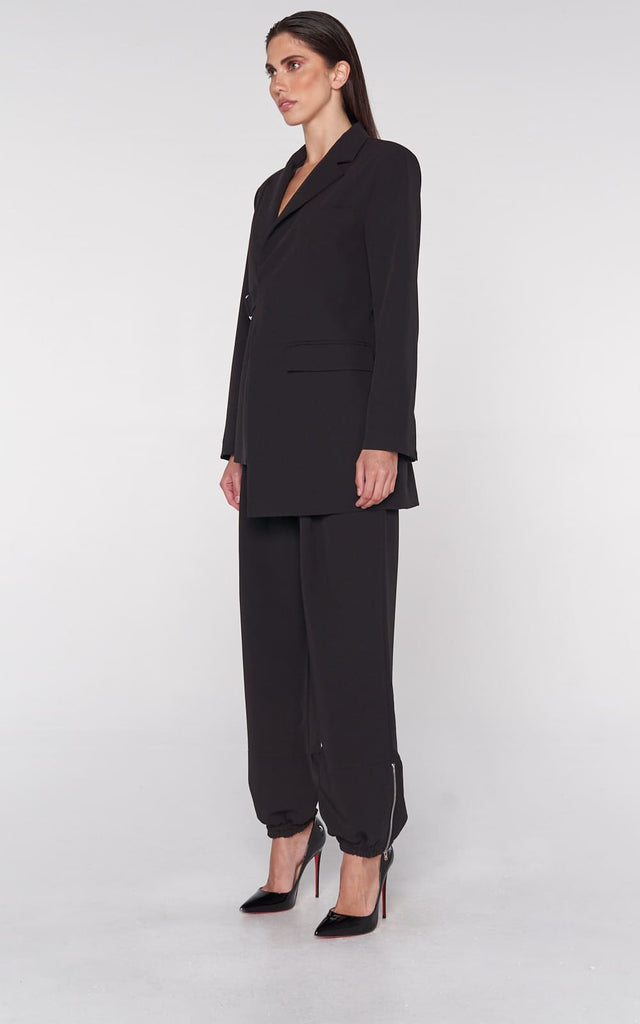 sans-gene-decon-belted-blazer-in-black-sideview-woman