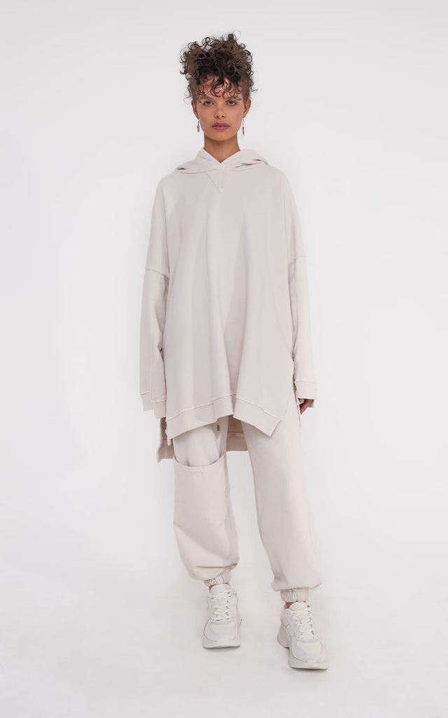 sans-gene-beige-oversize-hoodie-frontview-woman